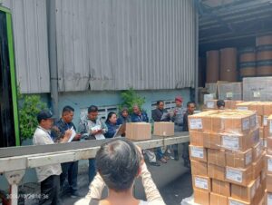 Petugas KPU Banyuwangi memeriksa logistik surat suara Pilkada
