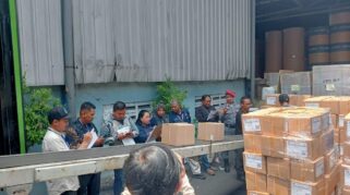 Petugas KPU Banyuwangi memeriksa logistik surat suara Pilkada