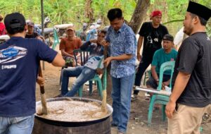 Ali Ruchi (Ali-Ali) Ngaduk Jenang Hajatan bersama warga di Tegaldlimo Banyuwangi