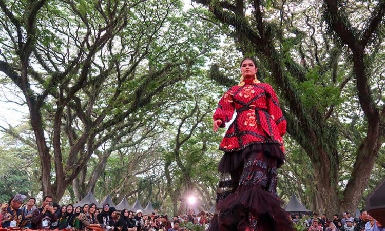 Model memperagakan busana batik di Banyuwangi Batik Festival.