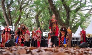 Model dan penari "Jaranan Buto" di Banyuwangi Batik Festival