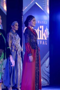 Model memperagakan busana batik motif "Jenon" di Banyuwangi Batik Festival.