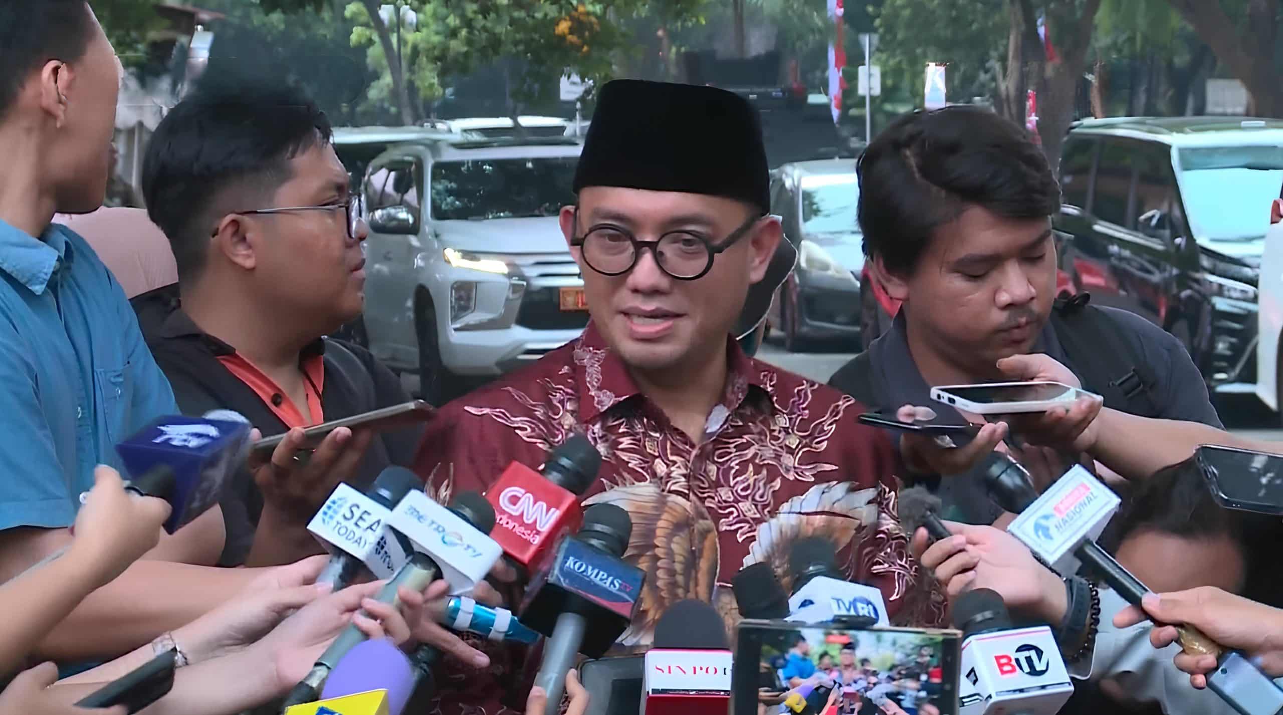 Prabowo Panggil Tokoh Muhammadiyah dan Sejumlah Nama Lain, Sinyal Posisi Kabinet? Dahnil Anzar Simanjuntak diwawancarai wartawan usai bertemu Prabowo.