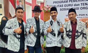 (Tengah) Humas PB PGRI, Ilham Wahyudi saat bersama H.Teguh Sumarno dan Team PGRI(Foto: Istimewa)