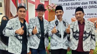 (Tengah) Humas PB PGRI, Ilham Wahyudi saat bersama H.Teguh Sumarno dan Team PGRI(Foto: Istimewa)
