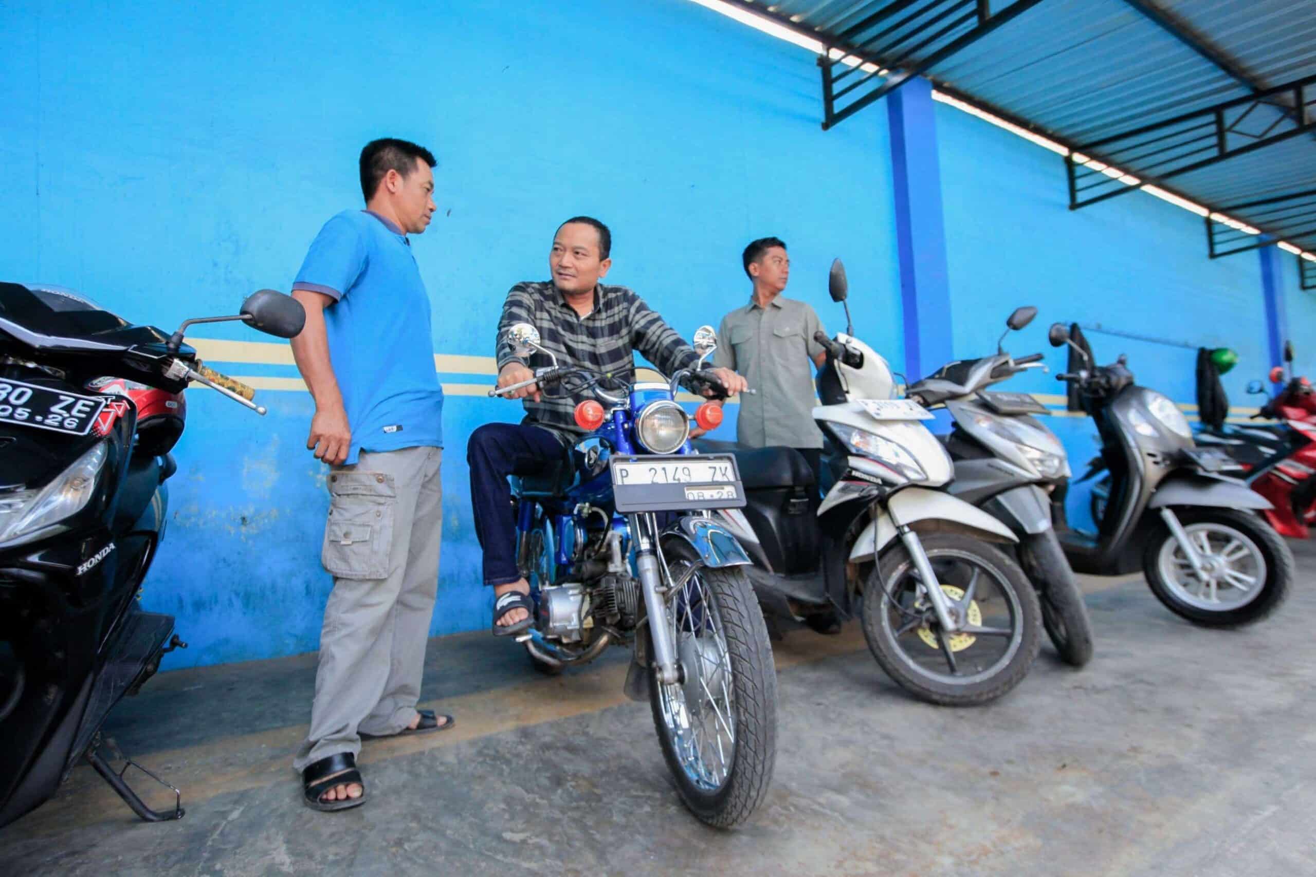 Gus Makki Dukung Gagasan Tempat Jual Beli Motor Terintegrasi Samsat di Banyuwangi Gus Makki berbincang dengan pedagang sepeda motor di Banyuwangi