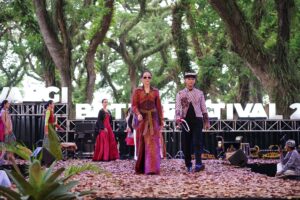 Peragaan busana Batik "Jenon" di Banyuwangi Batik Festival 2024.