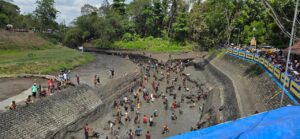 Warga berkumpul di DAM yang sedang dikuras.