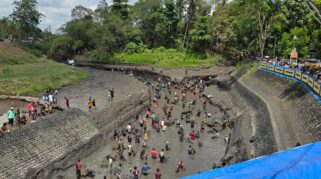 Warga berkumpul di DAM yang sedang dikuras.