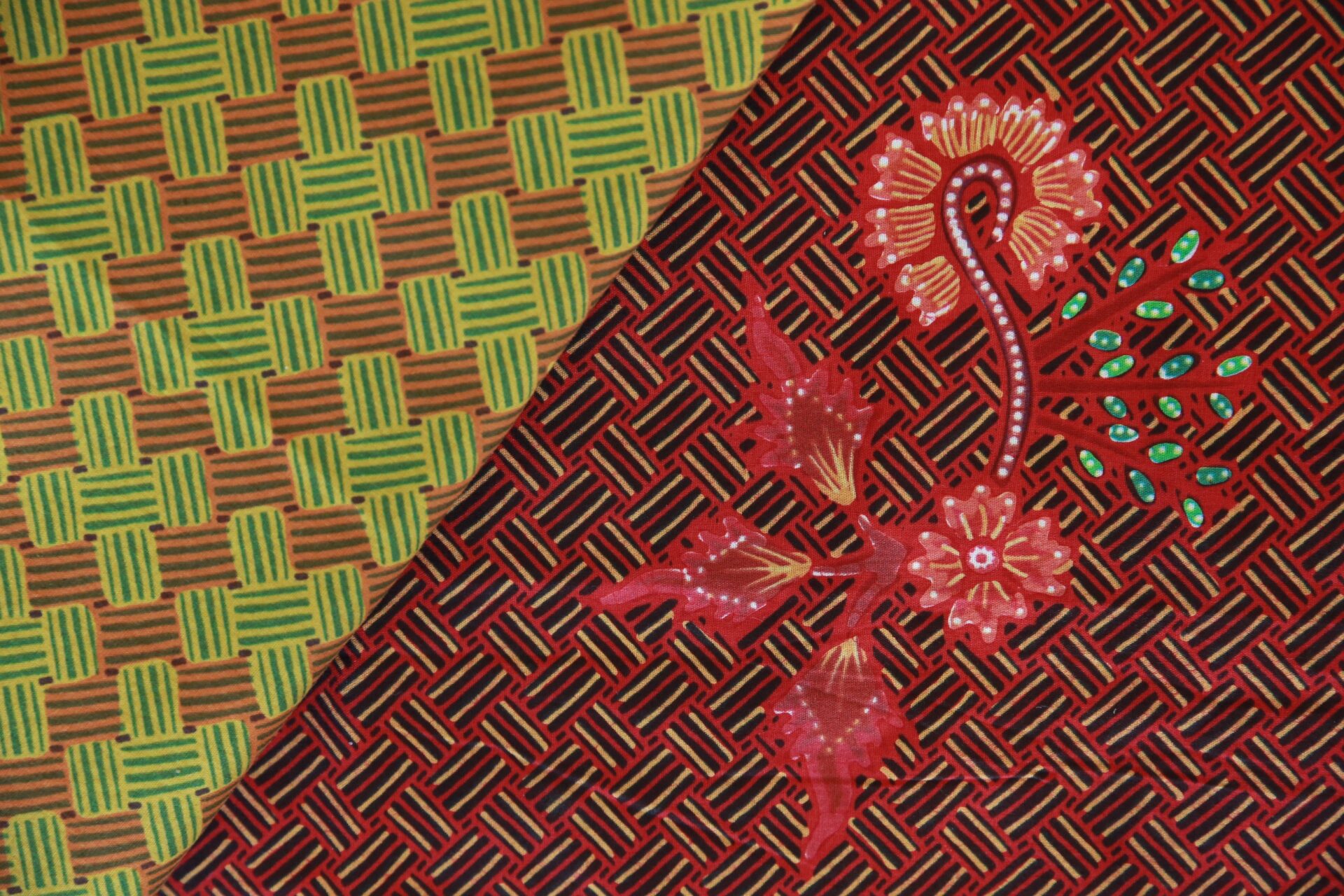 Kain batik dengan motif Gajah Oling khas Banyuwangi.