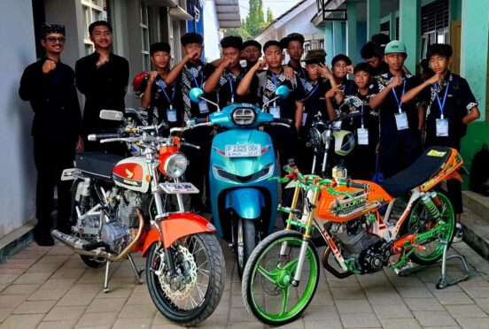 Siswa SMPN 1 Songgon berpose dengan motor modifikasi mereka yang keren di SMUHERO Modification Contest.