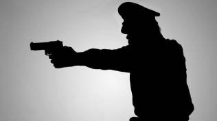 Ilustrasi seorang polisi melakukan penembakan.