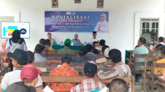 Dina Lorenza berdialog dengan warga