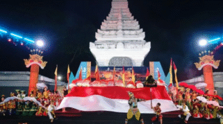 Foto memperlihatkan suasana meriah Festival Kebangsaan Banyuwangi. Terlihat berbagai atraksi seni budaya banyuwangi.