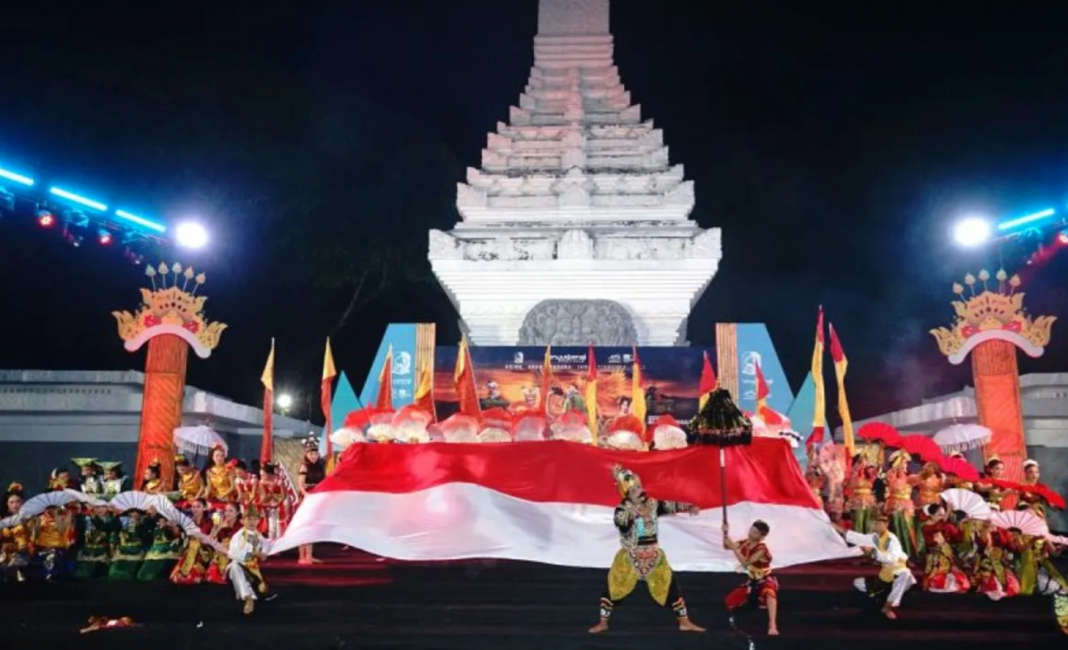 Banyuwangi Tampilkan Keindahan Keberagaman dalam Festival Kebangsaan 2024 Foto memperlihatkan suasana meriah Festival Kebangsaan Banyuwangi. Terlihat berbagai atraksi seni budaya banyuwangi.