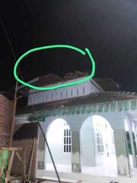 Kubah Masjid Nurul Jadid di Sempu, Banyuwangi, runtuh akibat hujan deras.