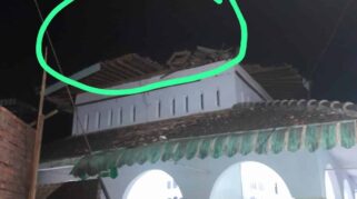 Kubah Masjid Nurul Jadid di Sempu, Banyuwangi, runtuh akibat hujan deras.