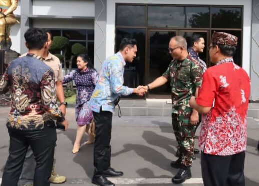 Foto menunjukkan Danlanal Banyuwangi Letkol Laut (P) Hafidz dan Ketua Komisi I DPRD Kabupaten Banyuwangi Marifatul Kamila, S.H., sedang berjabat tangan di depan gedung Mako Lanal Banyuwangi.
