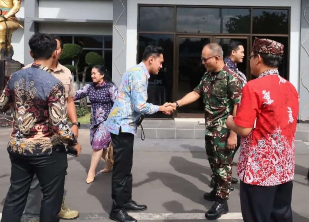 Foto menunjukkan Danlanal Banyuwangi Letkol Laut (P) Hafidz dan Ketua Komisi I DPRD Kabupaten Banyuwangi Marifatul Kamila, S.H., sedang berjabat tangan di depan gedung Mako Lanal Banyuwangi.