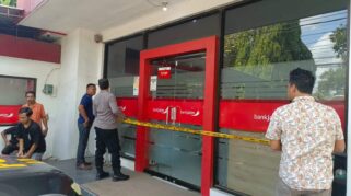 Kondisi kantor Bank Jatim di Srono, Banyuwangi, pasca pembobolan. Terlihat garis polisi dan petugas sedang melakukan olah TKP.