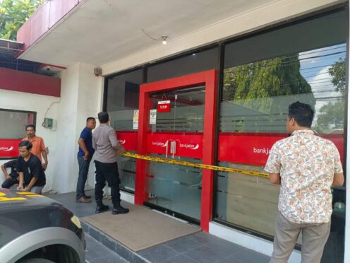 Kondisi kantor Bank Jatim di Srono, Banyuwangi, pasca pembobolan. Terlihat garis polisi dan petugas sedang melakukan olah TKP.