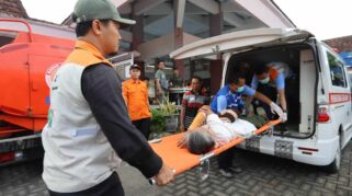 simulasi evakuasi megathrust di Banyuwangi, dengan warga bergerak menuju titik kumpul dan evakuasi.