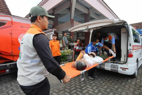 simulasi evakuasi megathrust di Banyuwangi, dengan warga bergerak menuju titik kumpul dan evakuasi.