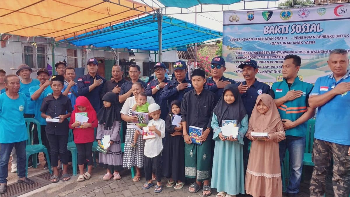 Suasana kegiatan bakti sosial yang diselenggarakan Forum Rogojampi Bersatu di Dusun Karangsari, Desa Kedaleman, Rogojampi, Banyuwangi. Terlihat beberapa orang menerima santunan dan layanan kesehatan gratis.