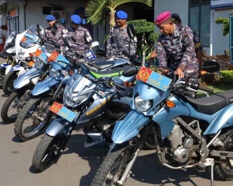 Personel Lanal Banyuwangi tengah memeriksa kelengkapan kendaraan dinas roda dua.