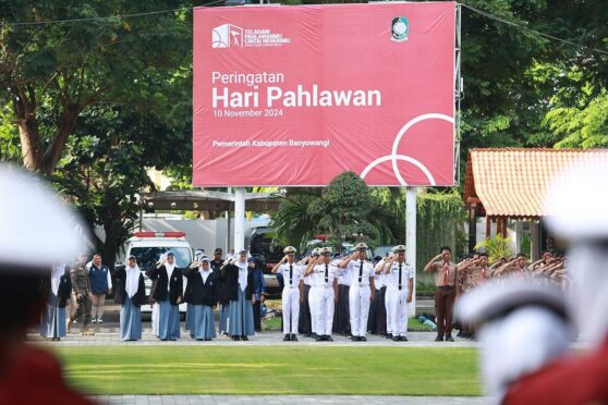 Plt Bupati Banyuwangi Sugirah memimpin upacara peringatan Hari Pahlawan di halaman Pemkab Banyuwangi. Terlihat para peserta upacara dengan khidmat mendengarkan amanat.