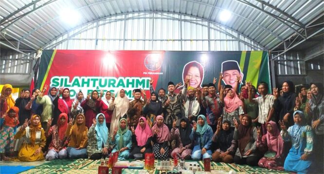 Gus Hans, calon wakil gubernur Jawa Timur, berfoto bersama dengan sejumlah orang di dalam sebuah ruangan, dengan latar belakang spanduk bertuliskan "Silaturahmi dan Doa Bersama".