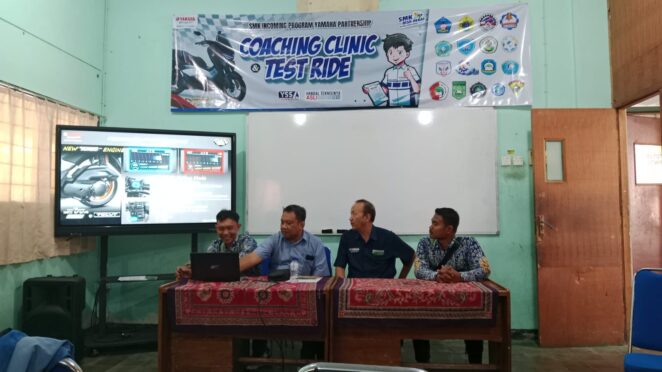 Sejumlah guru SMK Models tampak serius menyimak materi pelatihan teknik sepeda motor yang diberikan oleh perwakilan Yamaha.