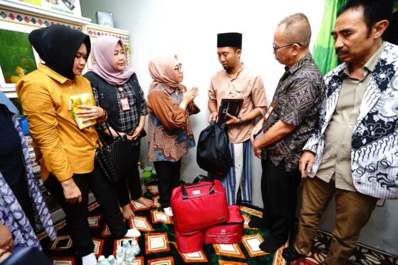 Menteri PPPA Arifah Fauzi sedang berbicara dengan seorang pria di dalam ruangan. Terlihat seorang perempuan terbaring di ranjang rumah sakit.