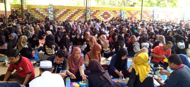 Sejumlah siswa dan guru SMK Models sedang makan bersama di lapangan sekolah. Mereka terlihat menikmati makanan sehat yang mereka bawa dari rumah.