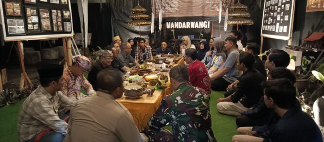 Dandim 0825 Banyuwangi, Letkol Arh. Joko Sukoyo, sedang mengikuti Upacara Ritual Petik Laut Mandar.
