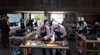 Siswa SMKPRO Rogojampi menerima penghargaan Juara 3 dalam cooking competition di SCOTH Poliwangi.
