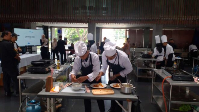 Siswa SMKPRO Rogojampi menerima penghargaan Juara 3 dalam cooking competition di SCOTH Poliwangi.