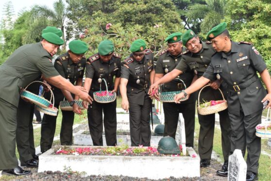 Dandim 0825 Banyuwangi memimpin upacara ziarah di TMP.