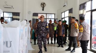 Personel gabungan TNI-Polri dan instansi terkait saat patroli.