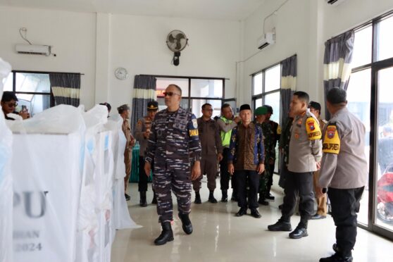 Personel gabungan TNI-Polri dan instansi terkait saat patroli.