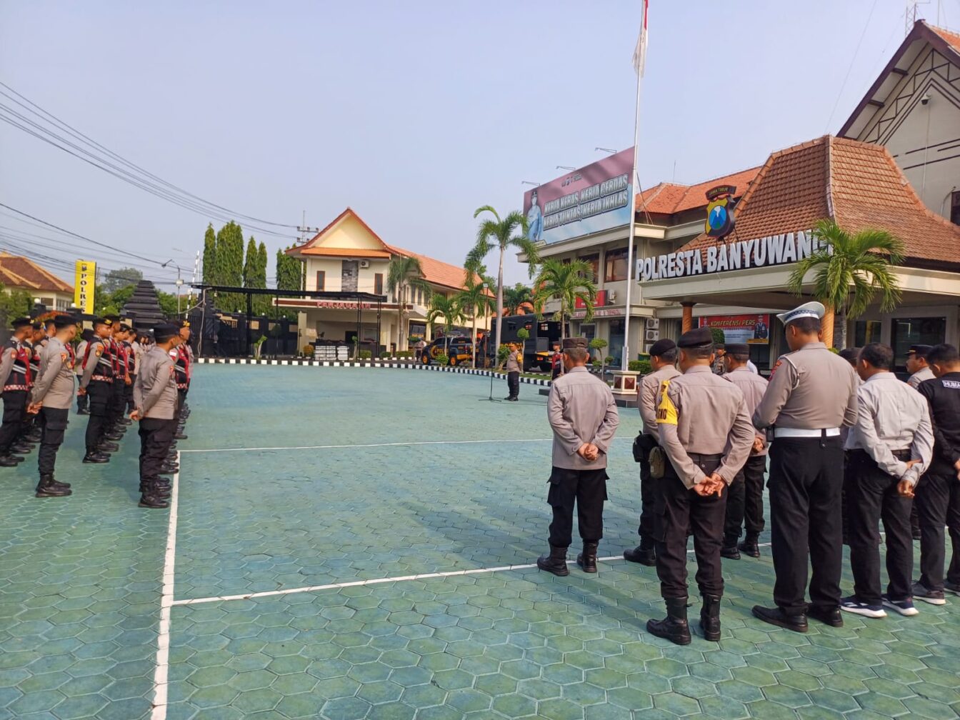 Personel Polresta Banyuwangi bersiap patroli.