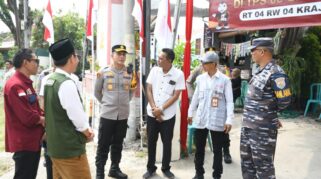 Forkopimda Banyuwangi meninjau TPS.