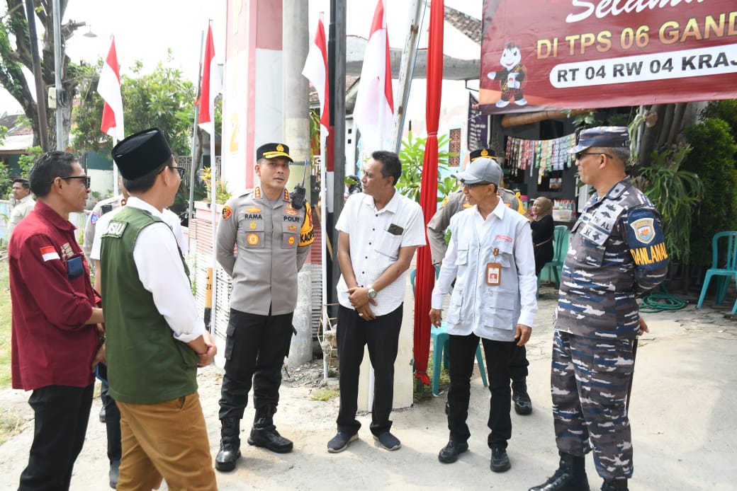 Forkopimda Banyuwangi meninjau TPS.