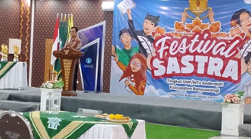 Semarakkan Literasi, SMK Muhammadiyah 8 Siliragung Gelar Festival Sastra Seorang pembicara di atas panggung sedang memberikan sambutan di hadapan para peserta Festival Sastra di SMK Muhammadiyah 8 Siliragung, Banyuwangi.