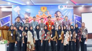Foto menampilkan para pengurus inti Ekstrakurikuler "Models Jurnalisme" SMK Muhammadiyah 8 Siliragung.