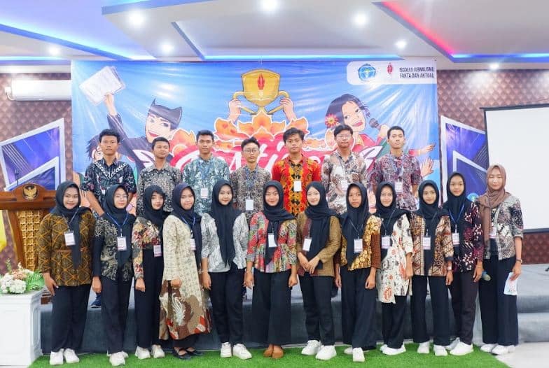 SMK Muhammadiyah 8 Siliragung Lahirkan Jurnalis Muda Berbakat di "Models Jurnalisme" Foto menampilkan para pengurus inti Ekstrakurikuler "Models Jurnalisme" SMK Muhammadiyah 8 Siliragung.