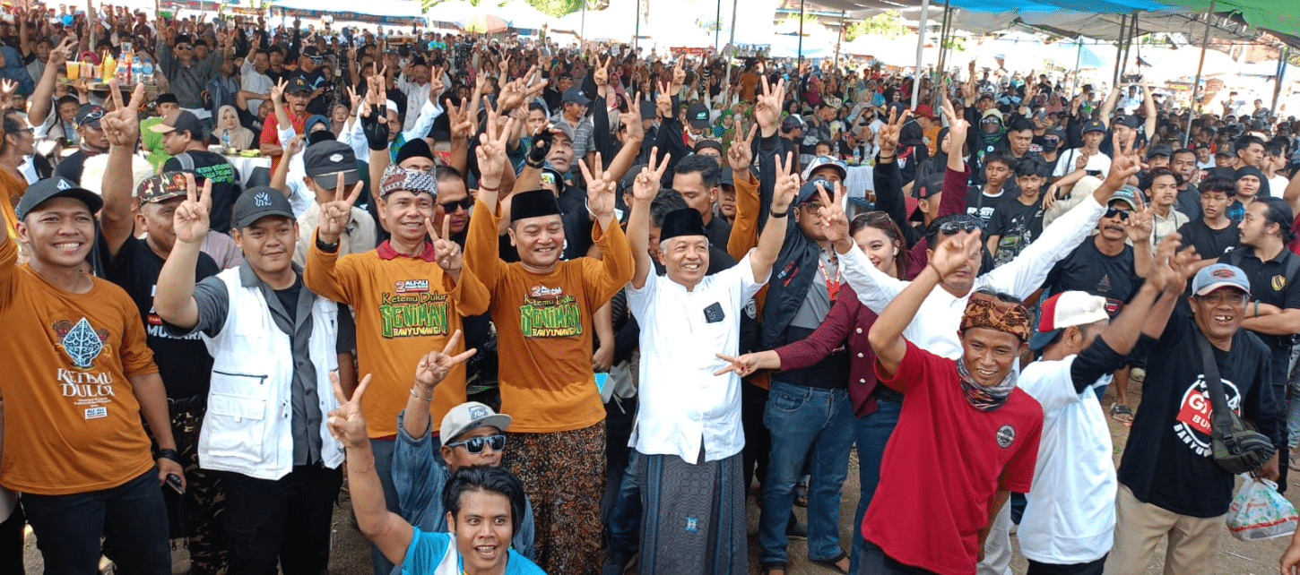 Foto menunjukkan Ali Makki dan Ali Ruchi sedang memberikan sambutan di atas panggung, disambut antusias oleh ribuan simpatisan yang hadir.