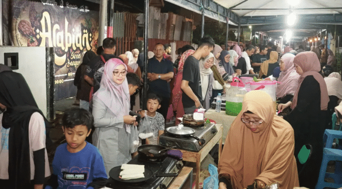 Sebuah bazar kuliner dengan dekorasi khas Timur Tengah. Terlihat sejumlah orang sedang berbelanja makanan dan minuman.