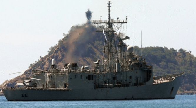 Sebuah kapal perang Australia berlabuh di pelabuhan Banyuwangi.