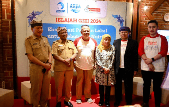 Sejumlah orang berpose bersama di depan banner bertuliskan "Jelajah Gizi 2024".